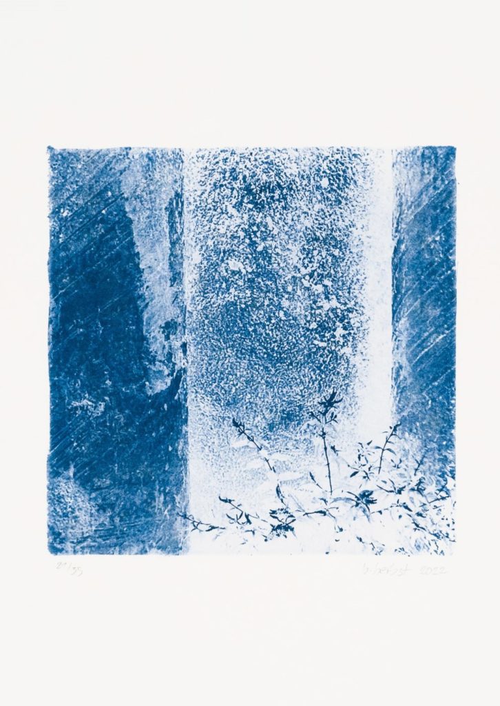 "out of the blue" von Barbara Herbst - gerahmt, 2022; ARTcube21 Edition
