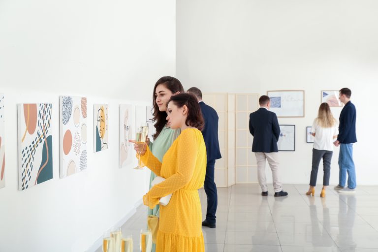Menschen bei einer Ausstellung in einer Galerie für moderne Kunst