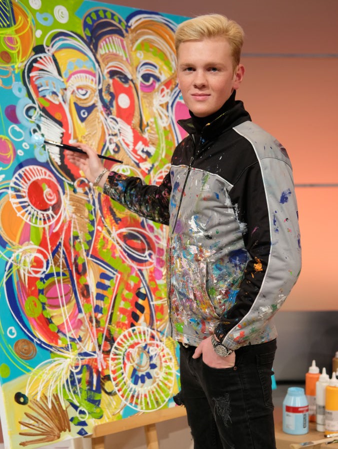 Instagram-Darling Leon Löwentraut malt live bei einem RTL-Spendenmarathon.