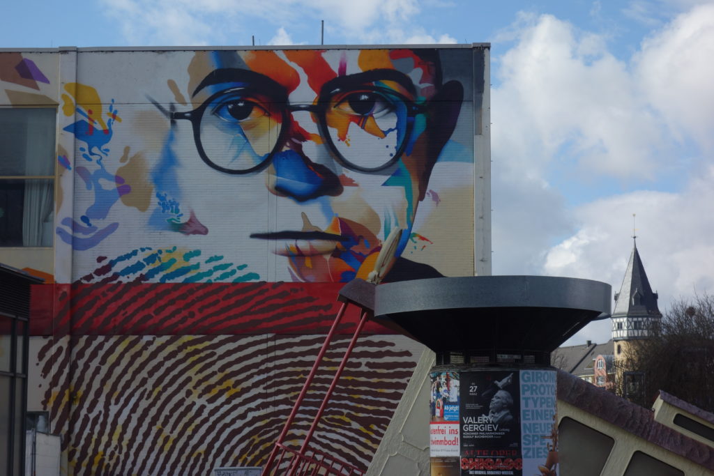 Mural von Theodor Adorno von Justus Becker und Oğuz Şen. Senckenberganlage, Frankfurt