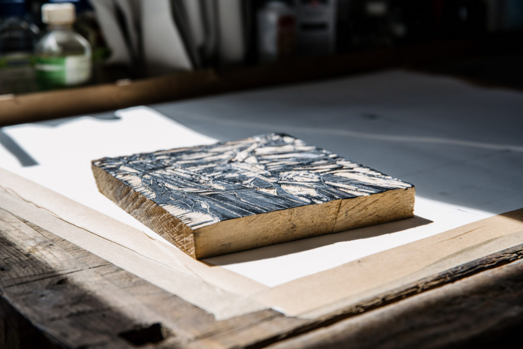 Druckstock des Holzschnitts "Säulenarbeit", geschnitzt aus weichem Lindenholz